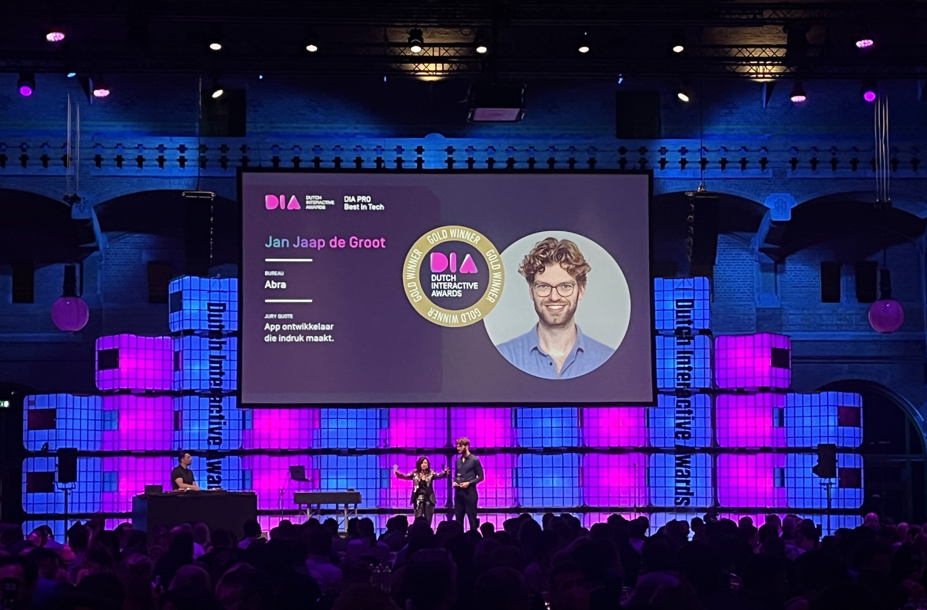 On stage, a big screen displays that Jan Jaap de Groot is the gold winner in the Best in Tech category at the Dutch Interactive Awards